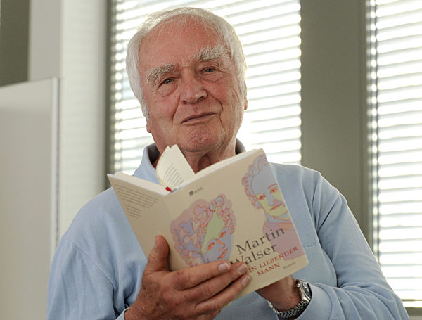 Der Autor Martin Walser hält am Dienstag (30.06...
