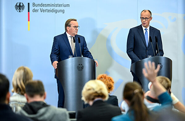 Pressekonferenz nach Kabinettssitzung im Bendlerblock