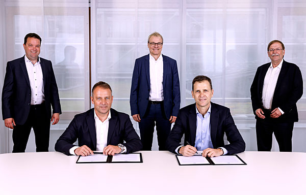 DFB Hans Dieter Flick unterschrieb einen Vertrag als neuer Bundestrainer in der DFB Zentrale