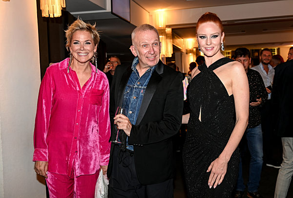 Premiere der neuen Show "Arise"