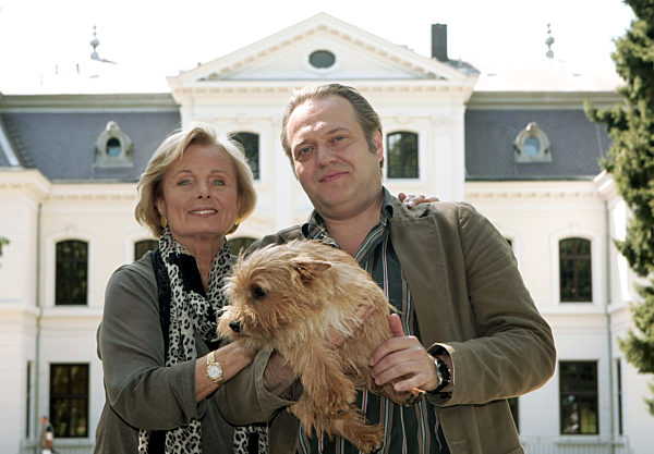 Jan Gregor Kremp als Kommissar Behringer mit Hund Elvis und Ruth Maria...
