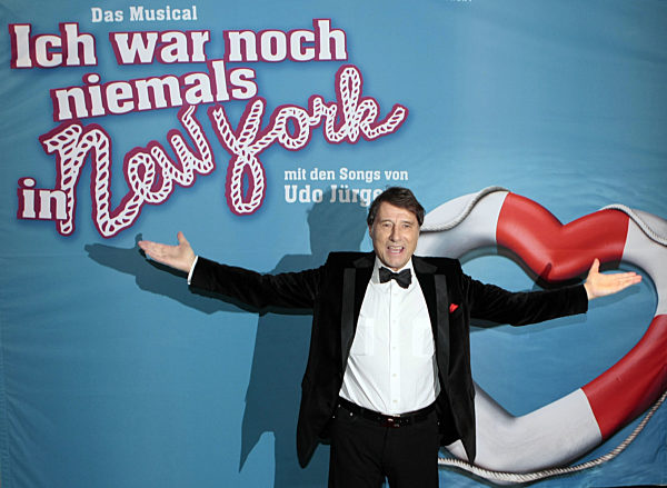 Udo Jürgens posiert am Sonntag (02.12.2007) vor der Premiere des Musicals...