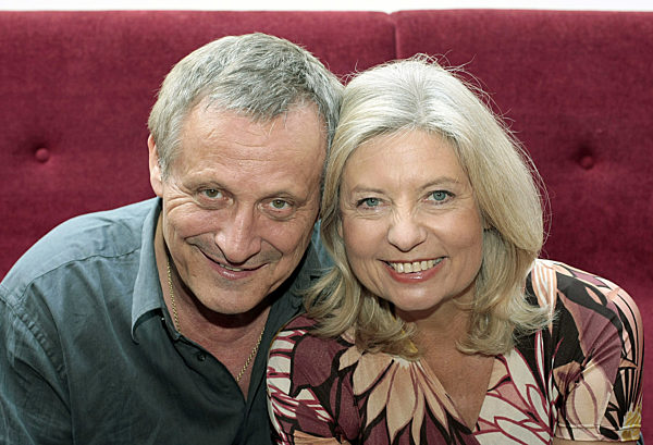 Die Schauspielerin Sabine Postel und ihr Kollege Konstantin Wecker lächeln...