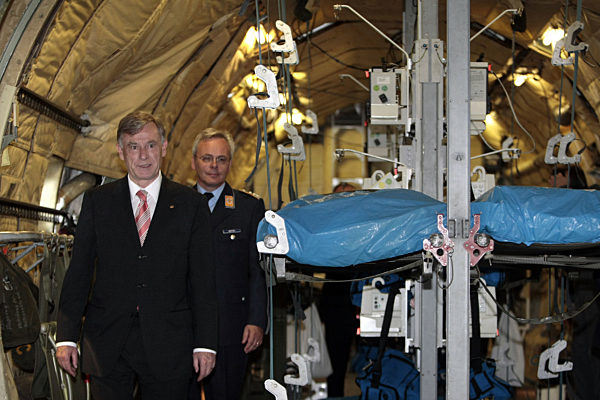 Bundespräsident Horst Köhler (l) besichtigt am Mittwoch (25.06...