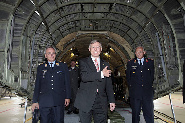 Der Kommodore, Oberst Manfred Merten (l-r)...