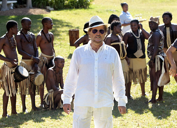 Der Regisseur Dieter Wedel steht vor Statisten am Dienstag (10.03...