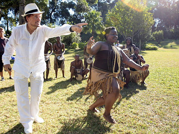 Der Regisseur Dieter Wedel gibt Anweisungen an Statisten am Dienstag (10.03...