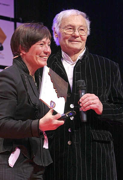 Die ehemalige Skifahrerin Rosi Mittermaier überreicht Harry Valerien am...