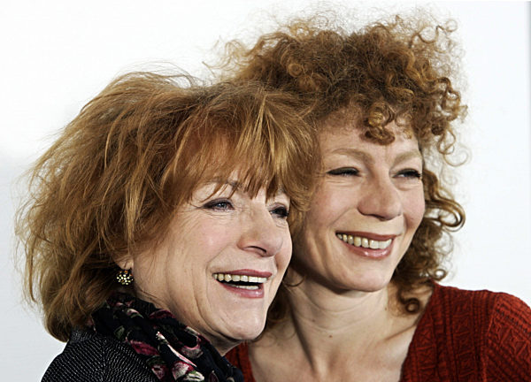 Schauspielerin Hannelore Hoger (l) als Maren Torkelsen und ihre Tochter und...