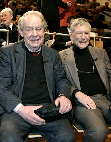 Der Schriftsteller Amos Oz (r) sitzt zusammen mit Siegfried Lenz während...
