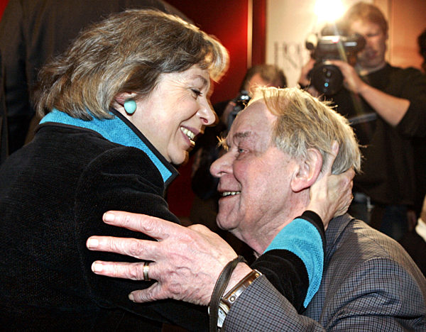 Die Schriftstellerin Ulla Hahn begrüßt Siegfried Lenz während eines...