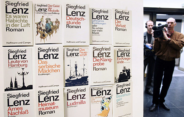 Eine Wand mit den Büchern des Schriftstellers Siegfried Lenz steht während...