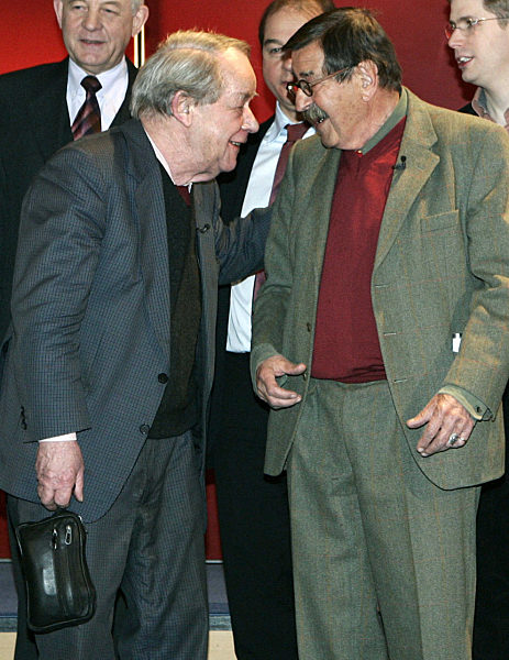 Der Schriftsteller Günter Grass (r) unterhält sich mit Siegfried Lenz...