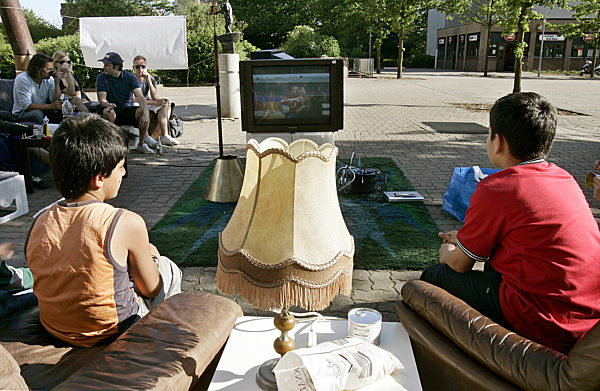 Bewohner des Hamburger Stadtteils Mümmelmannsberg sehen am Freitag (09.06...