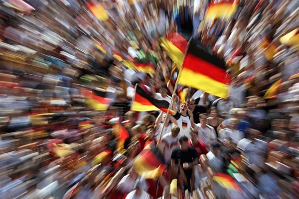 Fans schwenken am Freitag (30.06.2006) während des Spiels Deutschland gegen...