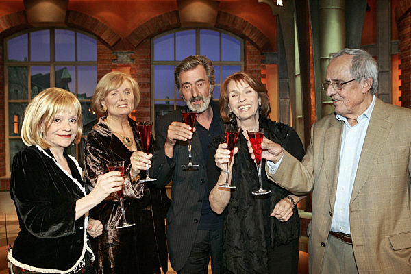 Die Darsteller der Fernsehserie "Kir Royal"...