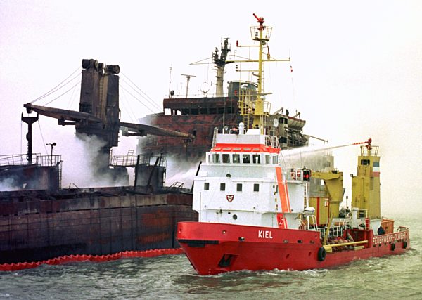 "Pallas"-Unfall: Feuerlöschboot und Ölsperren