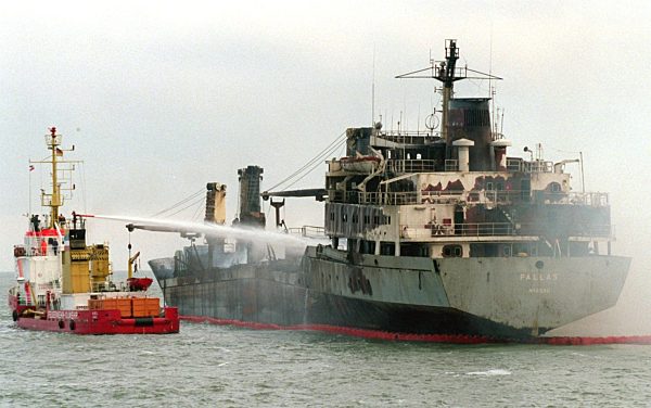 Löscharbeiten auf der "Pallas" vor Amrum fortgesetzt