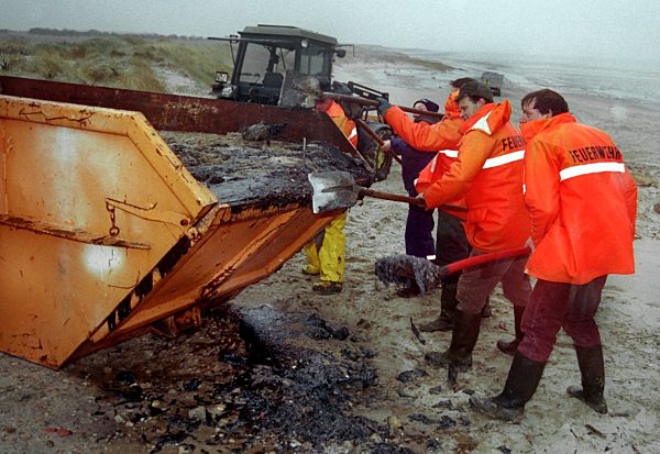 Ölverschmutzung auf Föhr: Helfer reinigen Strand