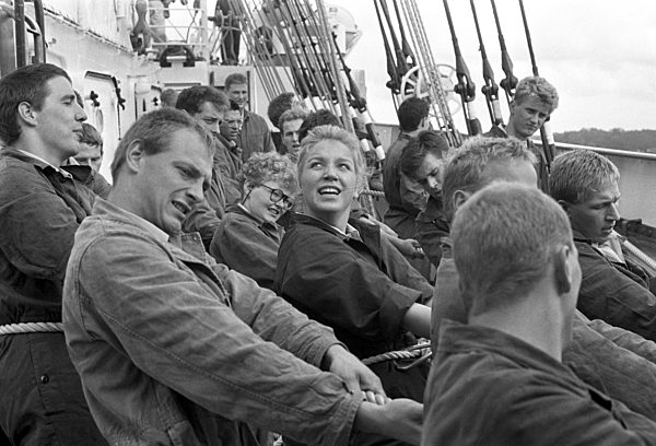 Female officer candidates on Gorch Fock for the first time