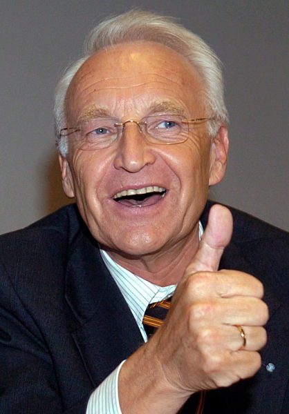 Lachend zeigt der bayerische Ministerpräsident und CSU-Vorsitzende Edmund...