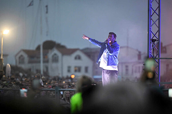 Marteria gibt Konzert am Strand von Warnemünde