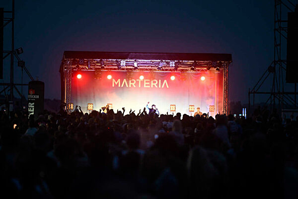 Marteria gibt Konzert am Strand von Warnemünde