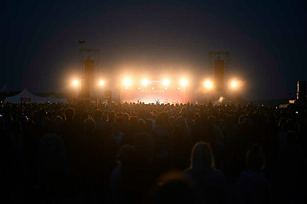 Marteria gibt Konzert am Strand von Warnemünde