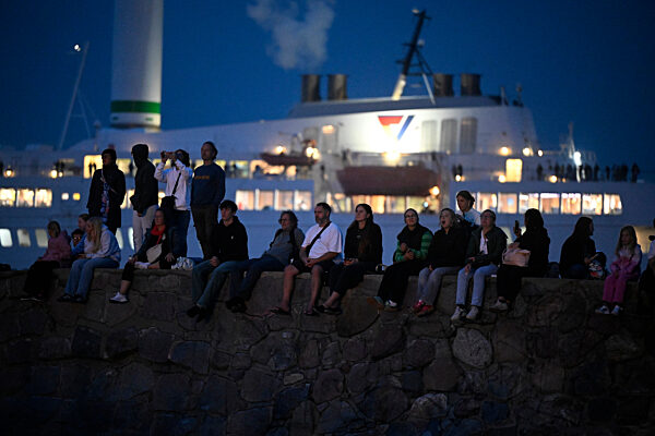 Marteria gibt Konzert am Strand von Warnemünde