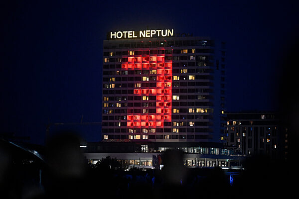 Marteria gibt Konzert am Strand von Warnemünde