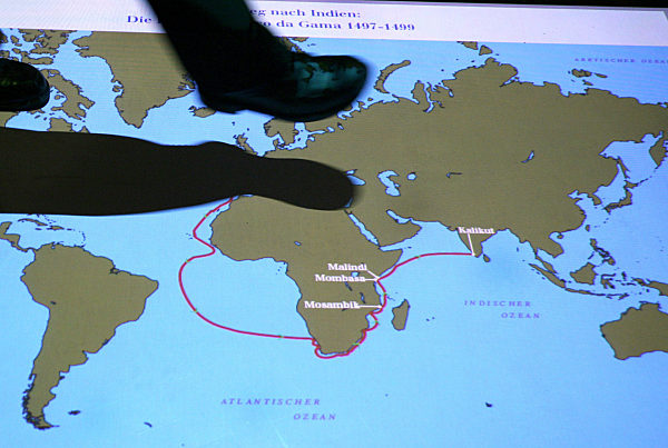 Besucher gehen am Dienstag (23.10.2007) im Deutschen Historischen Museum...