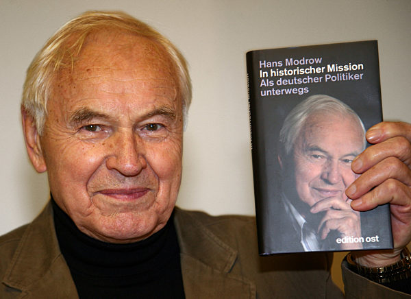 Der frühere SED-Politiker Hans Modrow zeigt am Dienstag (06.11...