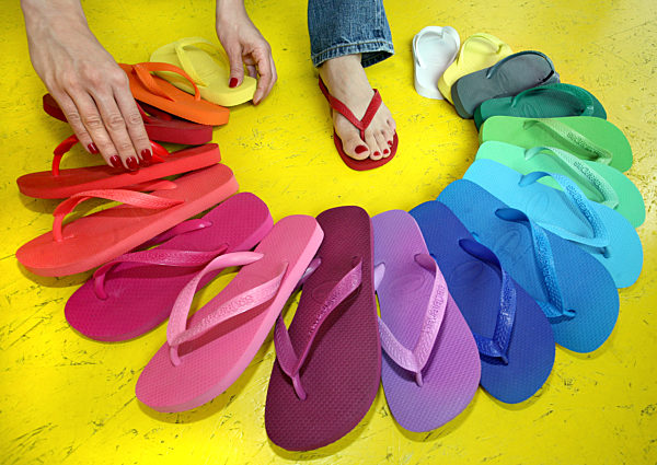 Gummisandalen in allen Regenbogenfarben werden am Samstag (02.08...