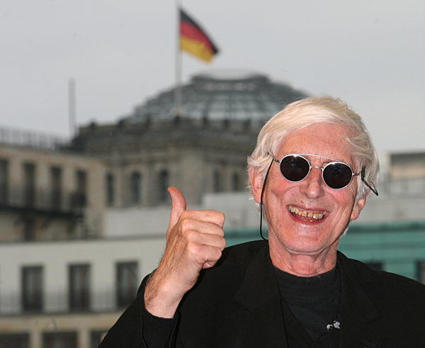 Der Elsässer Zeichner Tomi Ungerer freut sich am Freitag (28.11...