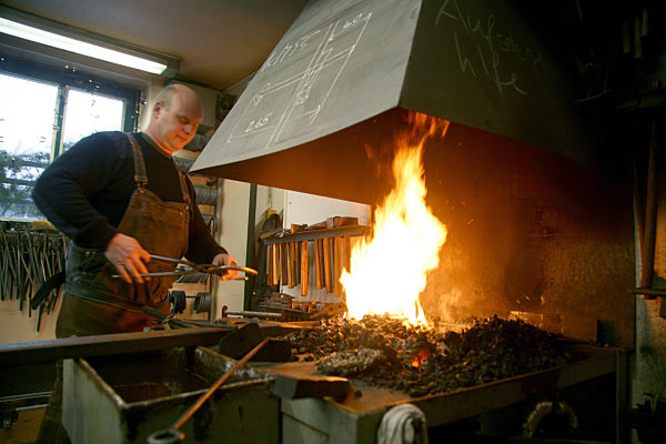 Hufschmied bei der Arbeit