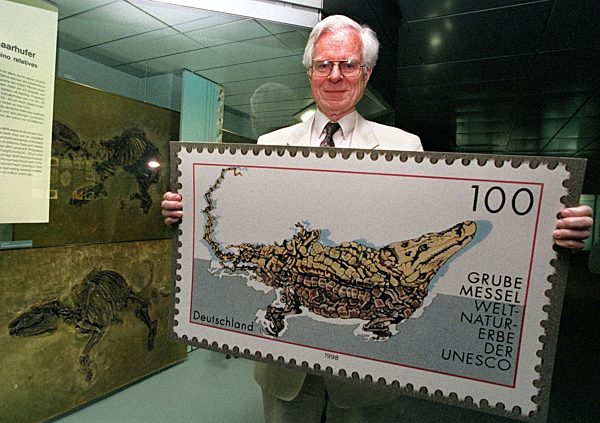 Messeler Krokodil auf Sonderbriefmarke