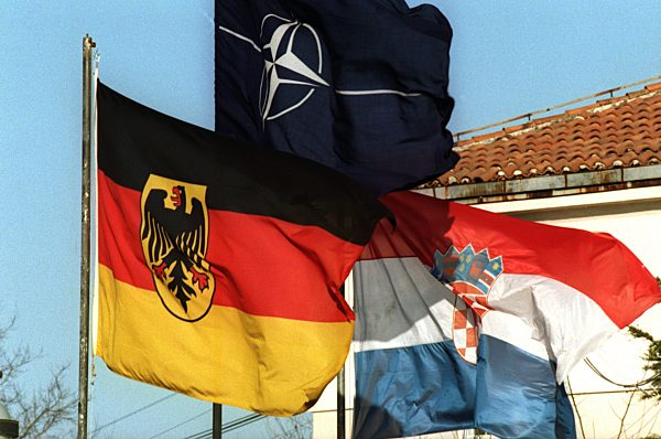 Flaggentrio vor der Kaserne von Benkovac