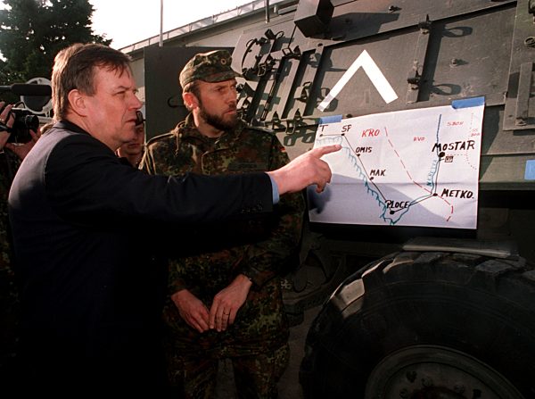 Rühe besucht Bundeswehrsoldaten in Kroatien
