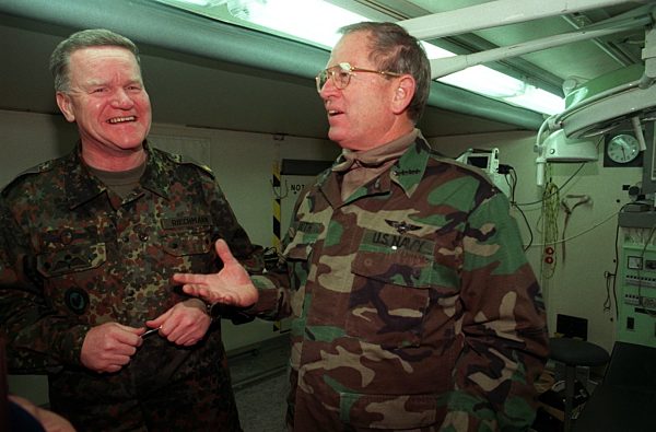 Ifor-Kommandeur Leighton Smith besucht deutsches Lazarett