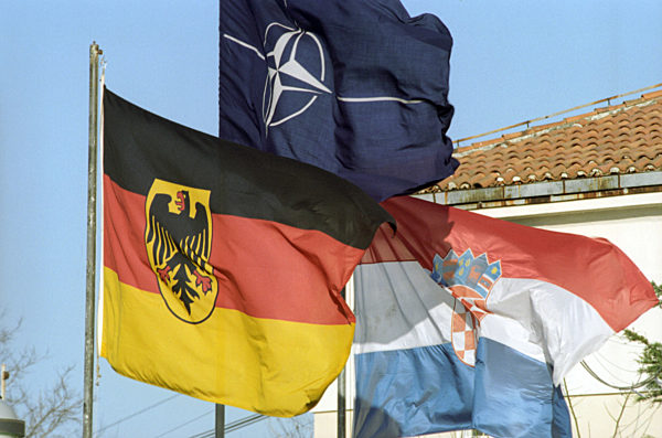 Flaggentrio vor der Kaserne in Benkovac