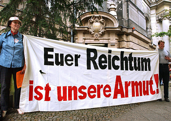 "Euer Reichtum ist unsere Armut!" steht auf dem Transparent...