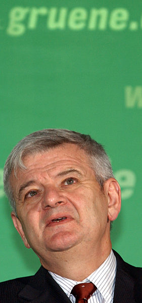 Bundesaußenminister und Grünen-Spitzenkandidat Joschka Fischer blickt am...