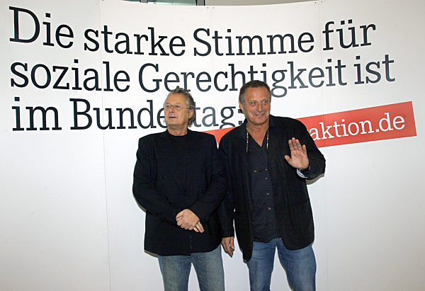 Der Regisseur Frank Castorf (l) und der Sänger Konstantin Wecker zeigen sich...