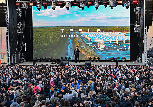 Tag der offenen Tür in der Tesla Gigafactory