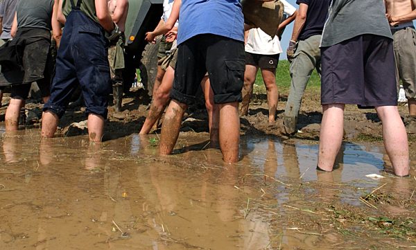 Hochwasser Füße der Helfer