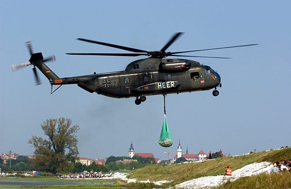 Hochwasser in Torgau Bundeswehr Hubschrauber