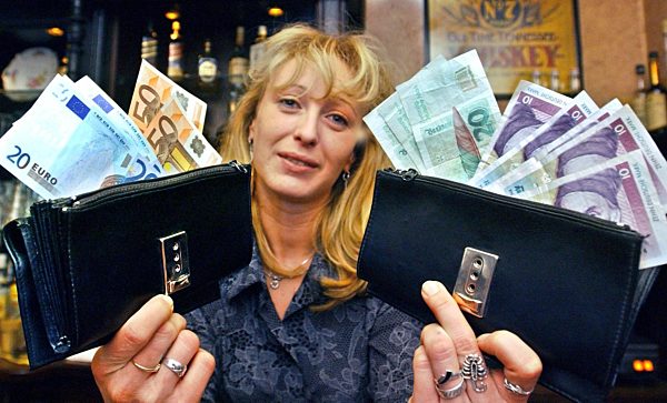 Bedienung mit zwei Geldbörsen