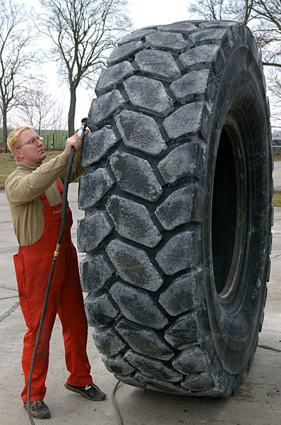 Der Mitarbeiter Mike Otto vom Reifendienst Fredersdorf GmbH im...