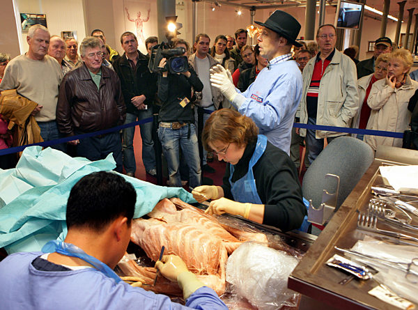 Besucher im weltweit ersten Plastinarium
