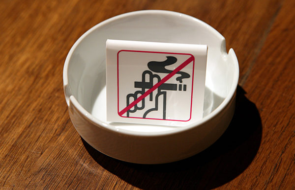 Das gestellte Symboldfoto zum Thema "Rauchverbot in Gaststätten" zeigt einen...